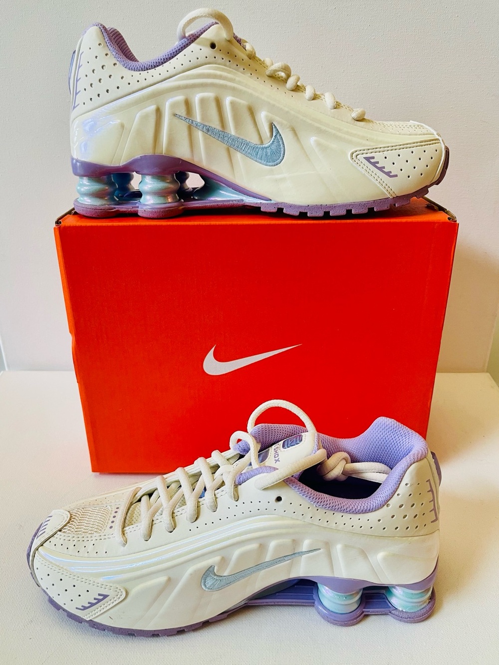 NIB NIKE SHOX R4 GIRLS SOFT PEARL PERFORMANCE FUTURISTIC RUNNER SIZE 4.5